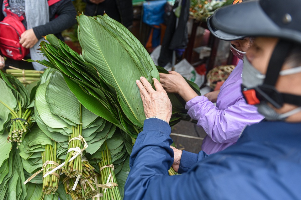 Phiên chợ họp ngày cuối năm, chỉ bán lá dong rừng, lạt tre ở Hà Nội - 3 Phiên chợ họp ngày cuối năm, chỉ bán lá dong rừng, lạt tre ở Hà Nội - 3