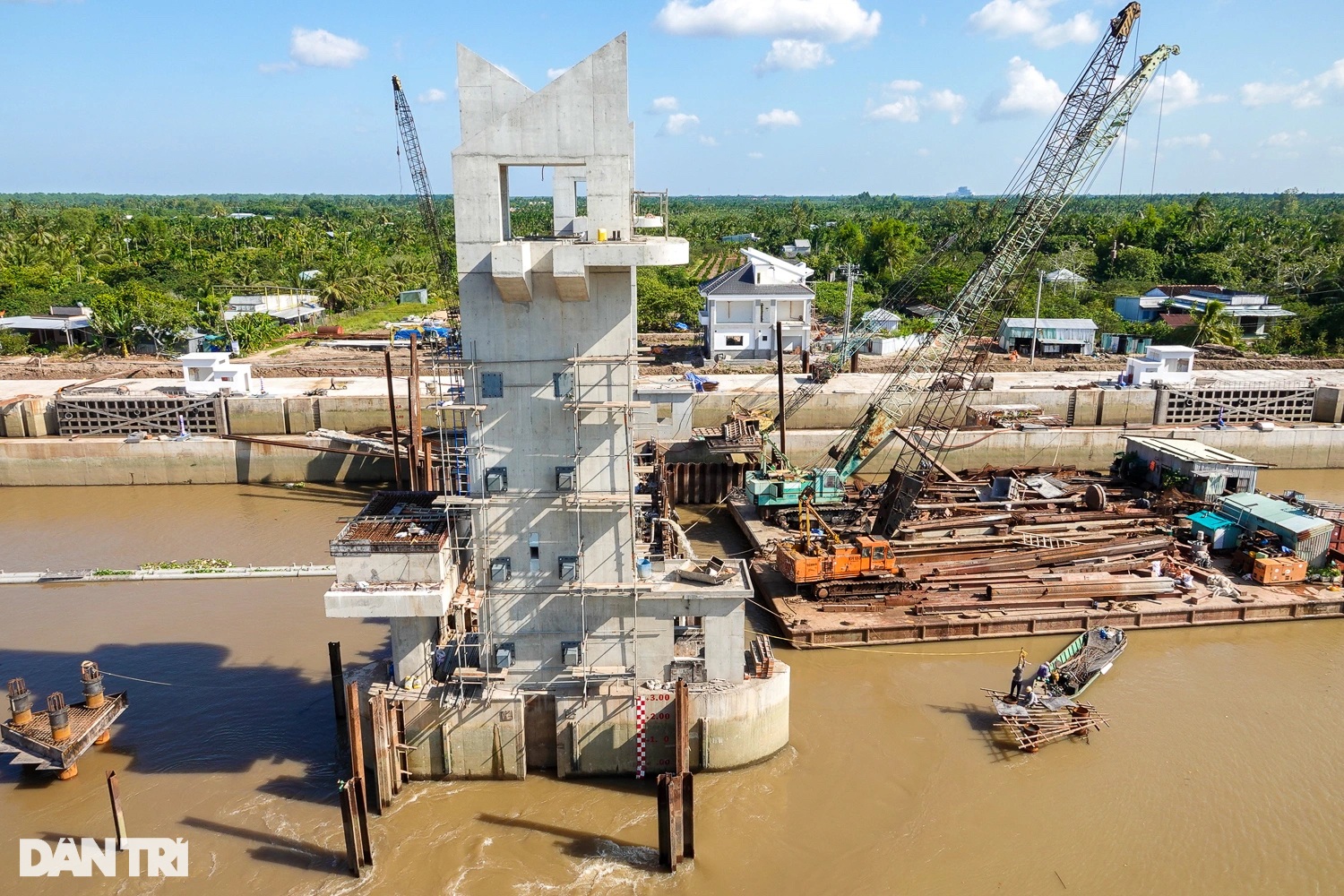 View - Đại công trường thi công "lá chắn thép" bảo vệ vùng ngọt ở ĐBSCL | Báo Dân trí