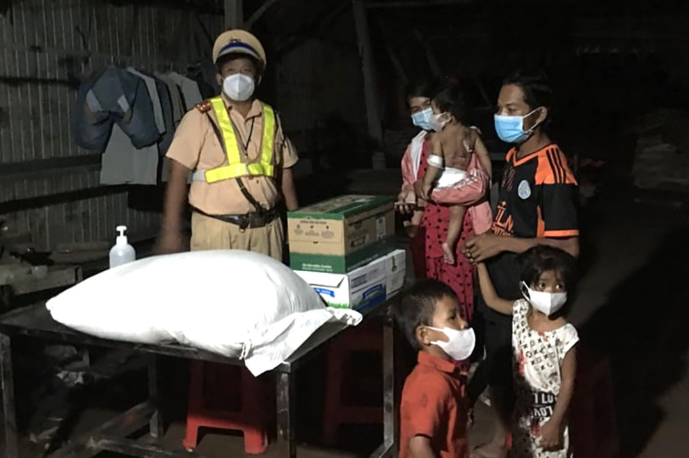 Cảnh sát giao thông Bình Dương đưa bé trai bị bỏng rộp cơ thể đi cấp cứu - 2