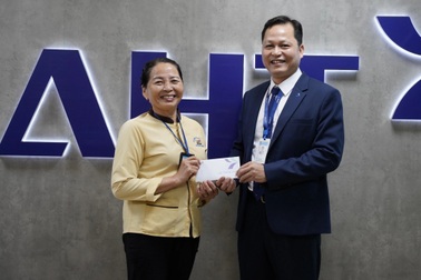 Nhân viên vệ sinh ở sân bay nhặt được balo chứa gần 1,4 tỷ đồng