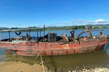 Bắt quả tang thuyền hút cát trái phép trên sông Gianh