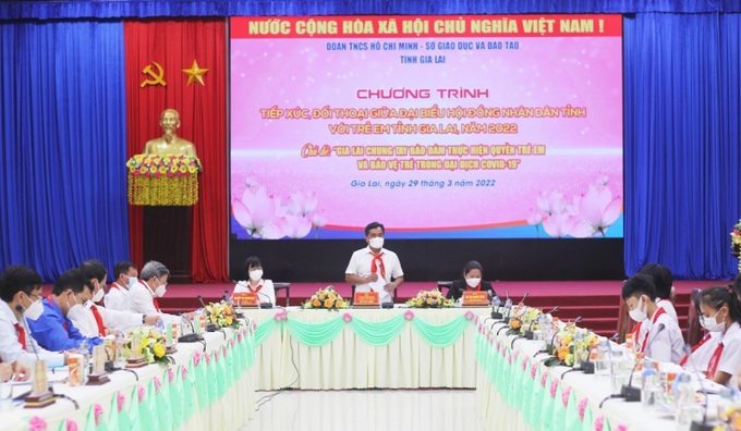 Bí thư Tỉnh ủy, Chủ tịch HĐND tỉnh Hồ Văn Niên phát biểu tại chương trình đối thoại.