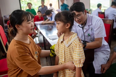 Tư vấn sức khoẻ, góp phần giúp người dân Làng Nủ ổn định cuộc sống