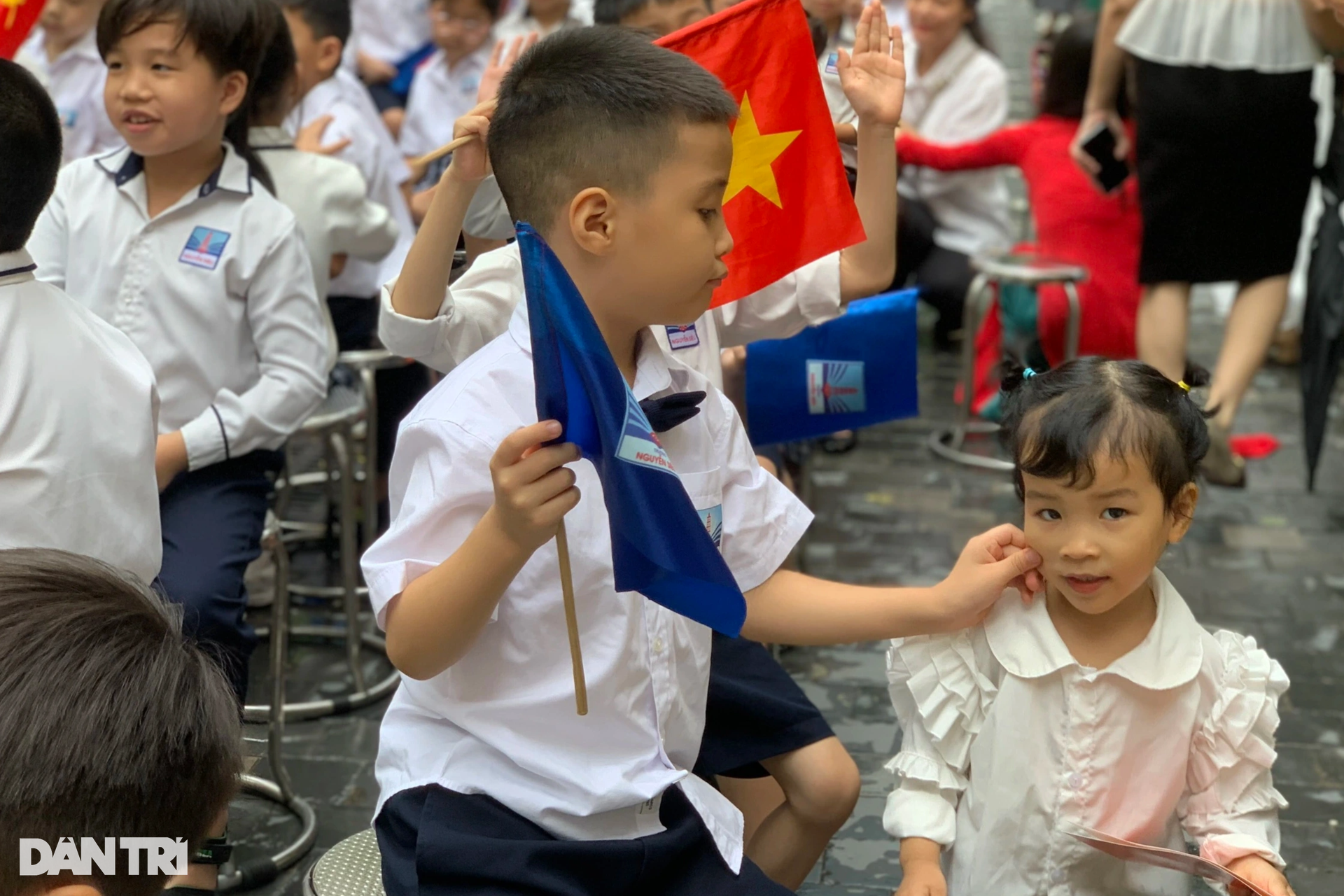 Hà Nội: Học sinh lớp 1 nắm chặt tay cha mẹ dự lễ khai giảng sớm - 7 Hà Nội: Học sinh lớp 1 nắm chặt tay cha mẹ dự lễ khai giảng sớm - 7