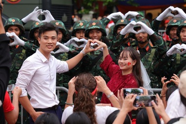 Chiến sĩ đoàn khí tài giao lưu hát, check in với người dân