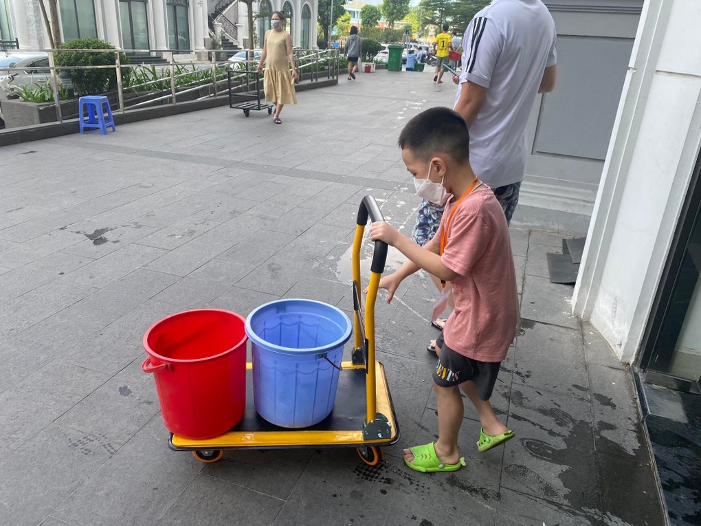 Khốn khổ cảnh nhịn tắm, xuyên đêm xếp hàng hứng nước sạch ở Hà Nội - 3 Khốn khổ cảnh nhịn tắm, xuyên đêm xếp hàng hứng nước sạch ở Hà Nội - 3