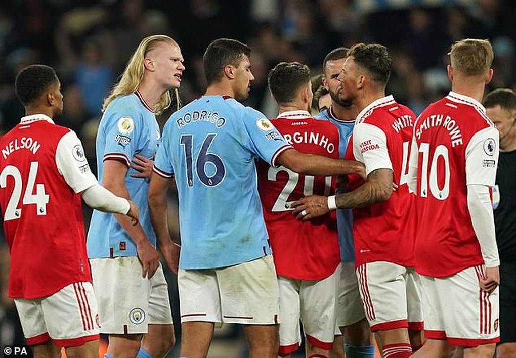 Xô xát nảy lửa, Haaland suýt lao vào đánh nhau với cầu thủ Arsenal - 1 Xô xát nảy lửa, Haaland suýt lao vào đánh nhau với cầu thủ Arsenal - 1