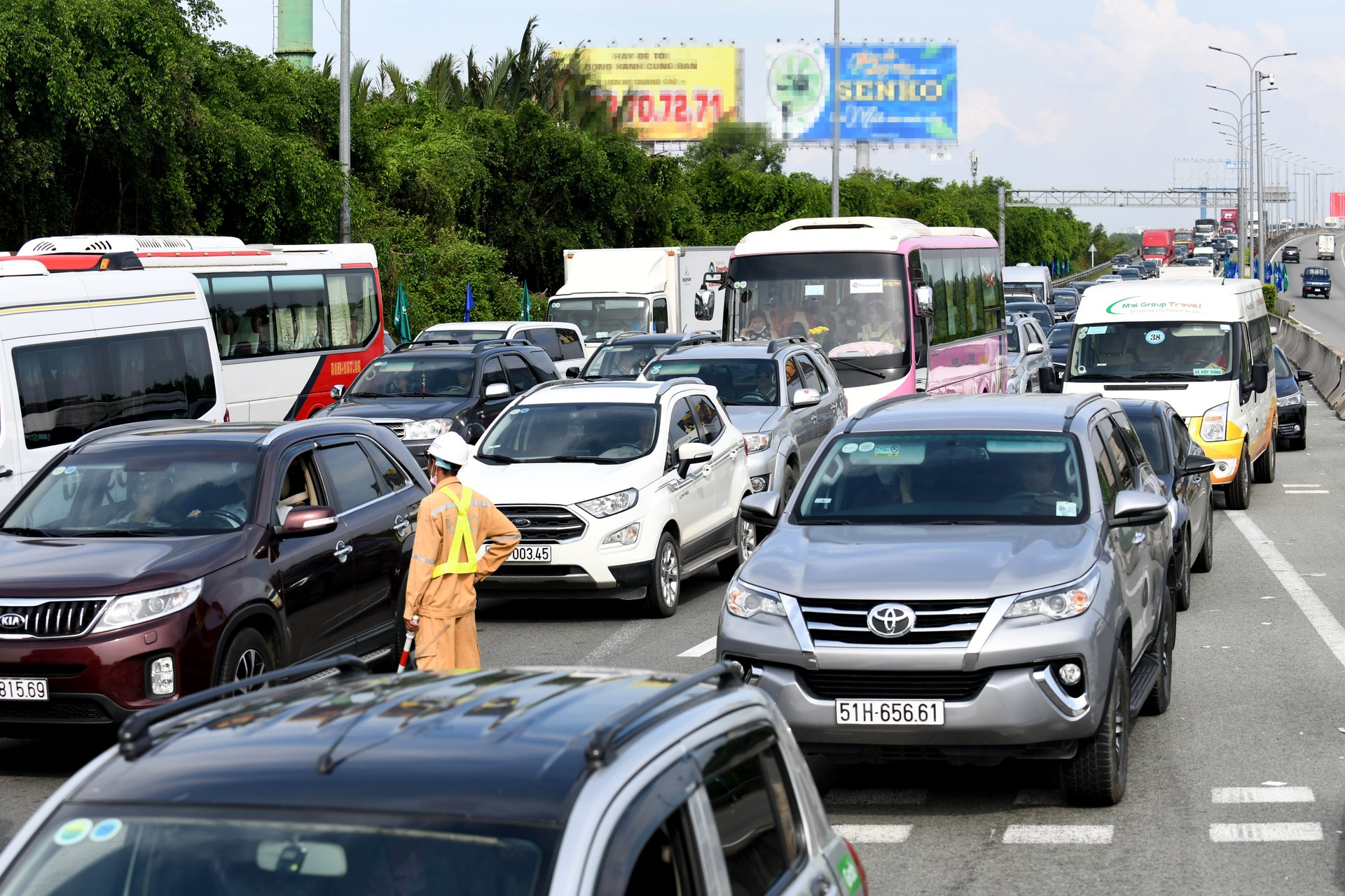 Giao thông kẹt cứng ngày đầu thu phí tự động cao tốc TPHCM - Dầu Giây - 3 Giao thông kẹt cứng ngày đầu thu phí tự động cao tốc TPHCM - Dầu Giây - 3
