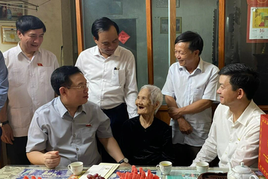 Chủ tịch Quốc hội viếng nghĩa trang liệt sĩ, tặng quà gia đình chính sách