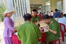 Nấu cơm miễn phí phục vụ các chiến sĩ xuyên đêm làm căn cước công dân