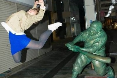 "Chết cười" chùm ảnh khi những bức tượng trở nên sống động cùng con người