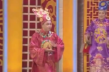 NSND Tự Long hát chế "Chiếc khăn piêu" trong chương trình "Táo quân 2013"