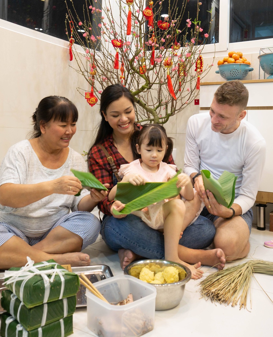 Phương Vy Idol hướng dẫn chồng Tây “cực nghiện Tết Việt” gói bánh chưng - 2 Phương Vy Idol hướng dẫn chồng Tây “cực nghiện Tết Việt” gói bánh chưng - 2
