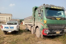 Tài xế ô tô tải đâm hỏng xe công vụ của CSGT rồi bỏ chạy