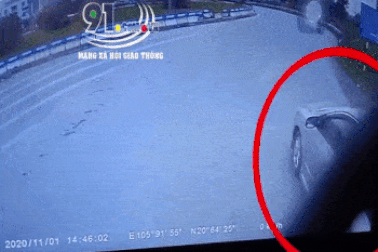 Xe container húc ô tô con tại vòng xuyến và tranh cãi ai đúng, ai sai?