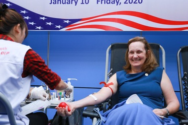 Phó Đại sứ Mỹ hiến máu "Trao tặng quà Tết"