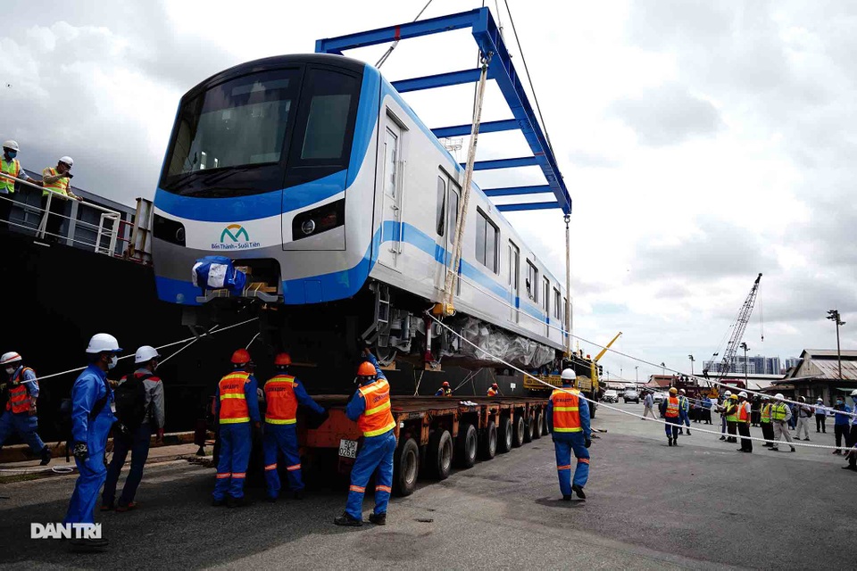 Cận cảnh dàn xe siêu trường siêu trọng chở tàu metro số 1 về điểm tập kết - 8 Cận cảnh dàn xe siêu trường siêu trọng chở tàu metro số 1 về điểm tập kết - 8