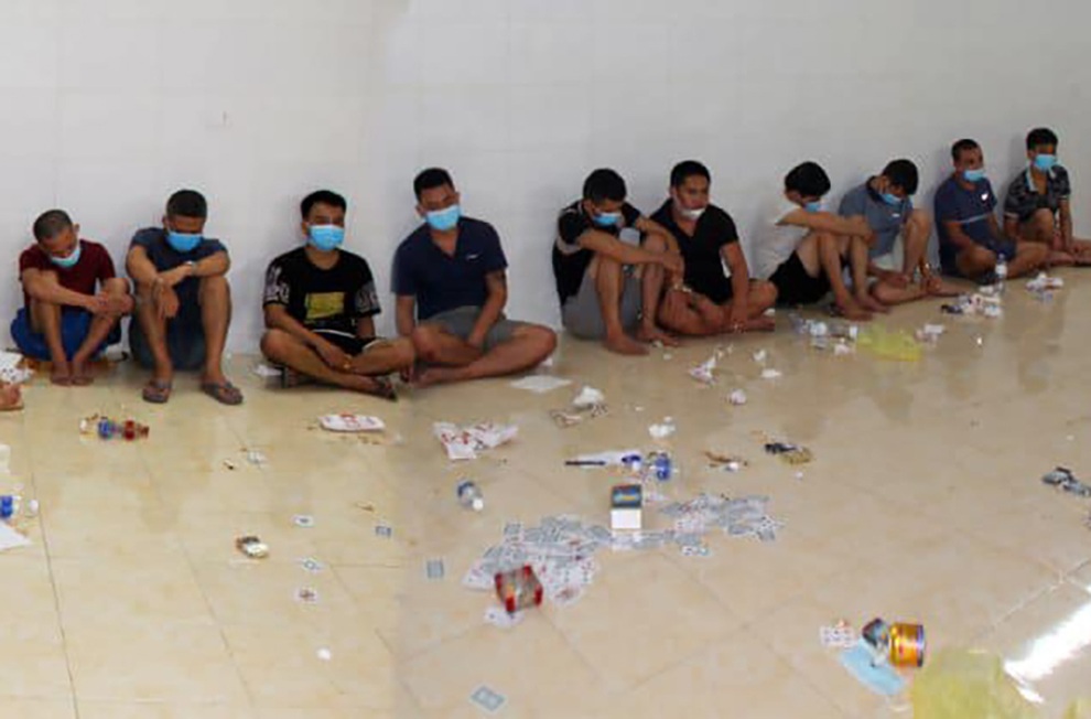 Hơn 50 cảnh sát đột kích trại gà, phá ổ đánh bạc lúc nửa đêm - 1 Hơn 50 cảnh sát đột kích trại gà, phá ổ đánh bạc lúc nửa đêm - 1