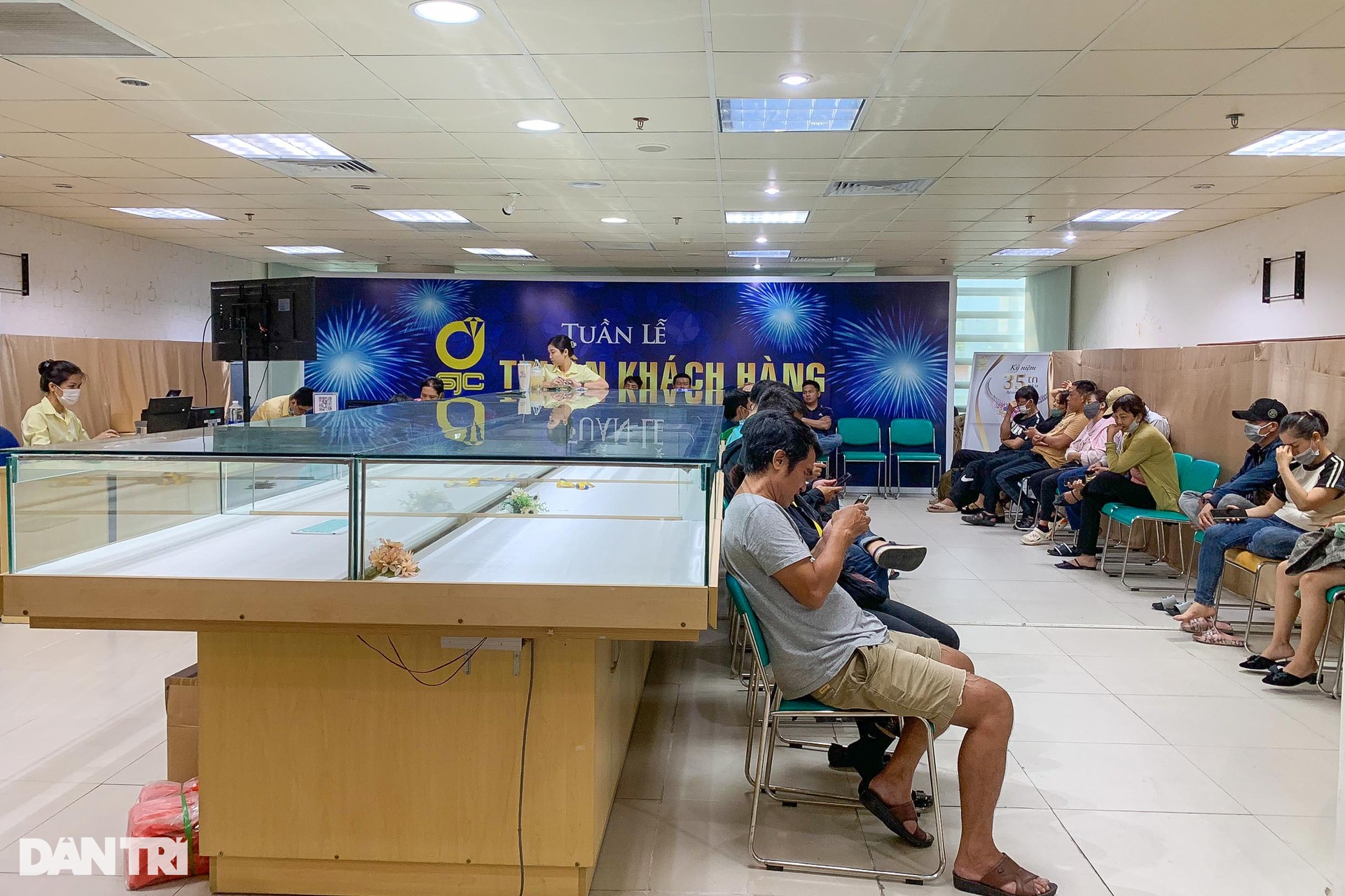 Người dân ở TPHCM xếp hàng chờ mua bán vàng giữa trời nắng - 8 Người dân ở TPHCM xếp hàng chờ mua bán vàng giữa trời nắng - 8