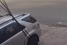 Em bé thoát nạn khó tin dưới gầm xe bán tải và bài học cho phụ huynh