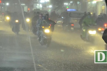 Cửa ngõ sân bay ngập nửa bánh xe