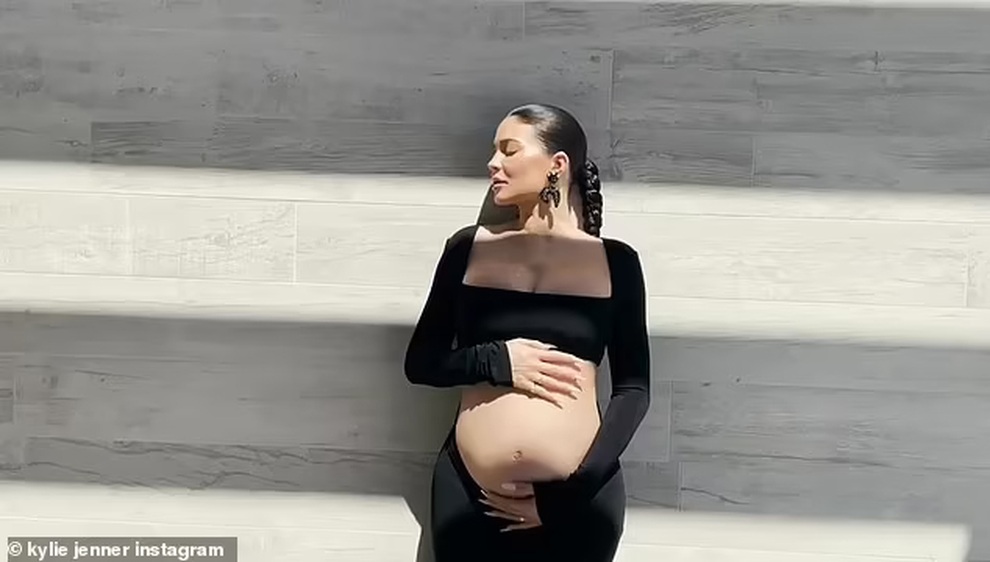 Kylie Jenner lộ bụng bầu tại tuần lễ thời trang New York - 5 Kylie Jenner lộ bụng bầu tại tuần lễ thời trang New York - 5