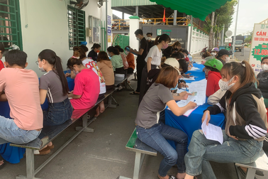 Doanh nghiệp ra đường tuyển người, công nhân đổ xô nộp hồ sơ