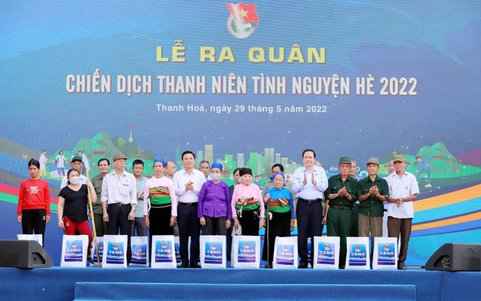 Uỷ viên Bộ Chính trị, Phó Chủ tịch Thường trực Quốc hội Trần Thanh Mẫn và Bí thư Tỉnh ủy Thanh Hóa Đỗ Trọng Hưng tặng quà cho các gia đình chính sách huyện Bá Thước