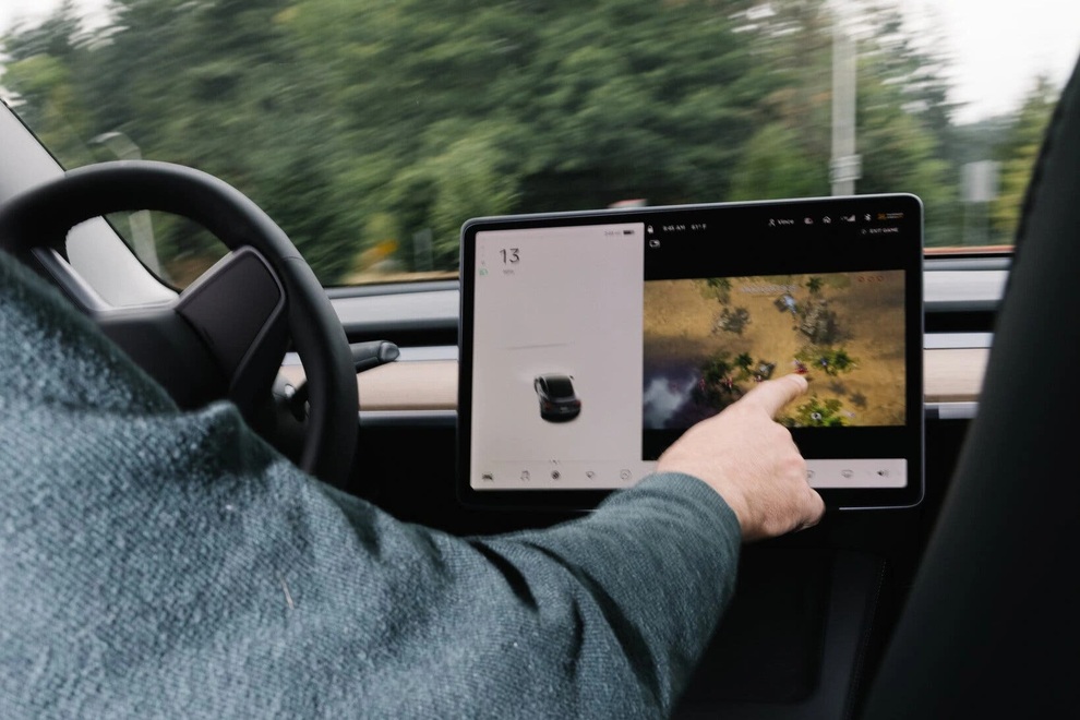 Tesla bổ sung một tính năng trên xe gây bùng nổ tranh cãi - 1 Tesla bổ sung một tính năng trên xe gây bùng nổ tranh cãi - 1