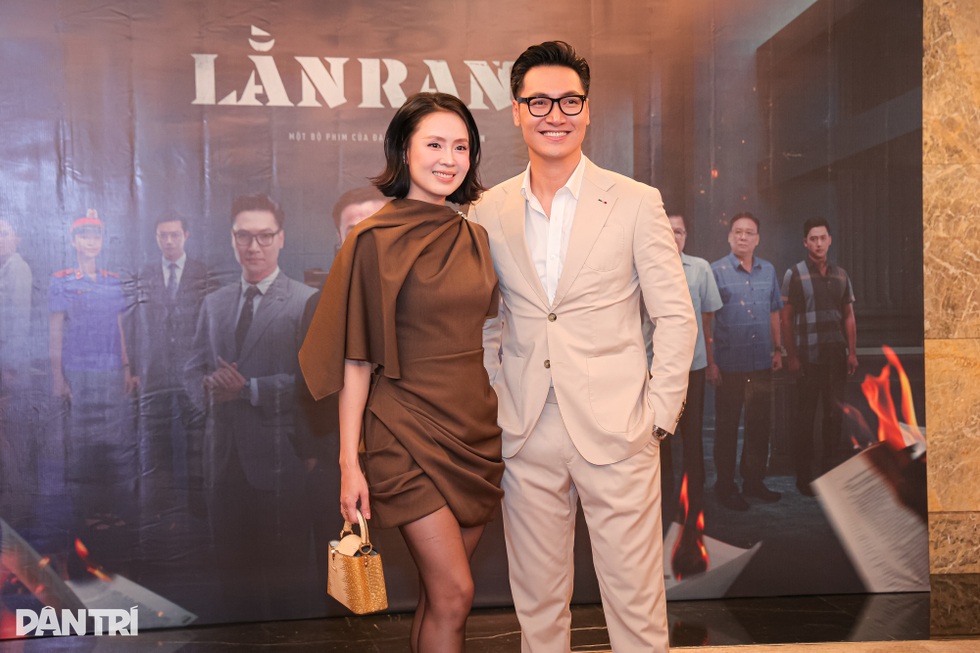 Mạnh Trường nói lý do từ chối cảnh hôn: “Con gái lớn rồi, tôi ngại lắm” - 6 Mạnh Trường nói lý do từ chối cảnh hôn: “Con gái lớn rồi, tôi ngại lắm” - 6