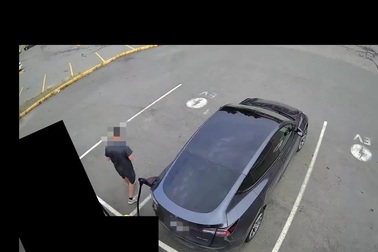 Bộ sạc xe điện phát nổ khi vừa cắm phích