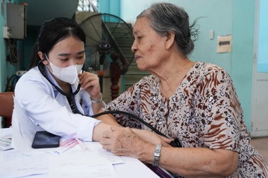 Lý do người được hưởng BHYT 100% mà vẫn phải đóng tiền viện phí