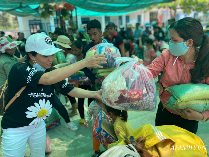 Lời khẩn cầu của cô hiệu phó trường mầm non Hoa Lan: “Cho em xin thêm 30 phần quà nữa, nhiều bé còn chưa đến được” - Ảnh 4. Lời khẩn cầu của cô hiệu phó trường mầm non Hoa Lan: “Cho em xin thêm 30 phần quà nữa, nhiều bé còn chưa đến được” - Ảnh 4.