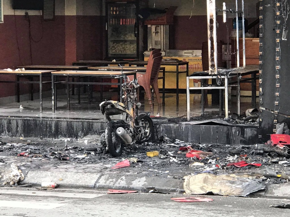 Cháy quán lẩu ếch ở Hà Nội, hàng trăm người hoảng loạn tháo chạy - 2 Cháy quán lẩu ếch ở Hà Nội, hàng trăm người hoảng loạn tháo chạy - 2