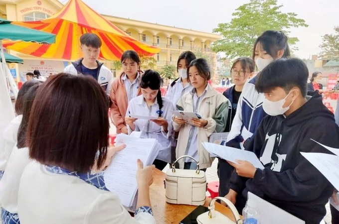 Học sinh, sinh viên, người lao động tìm hiểu cơ hội việc làm tại Phiên giao dịch việc làm ở huyện Thiệu Hóa