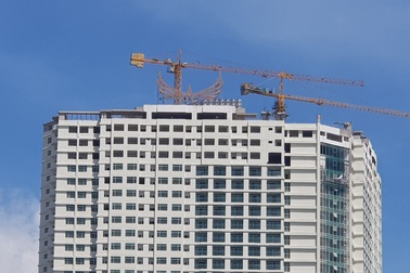 Chủ cao ốc 43 tầng ở Nha Trang đang “cắt ngọn” 3 tầng xây vượt