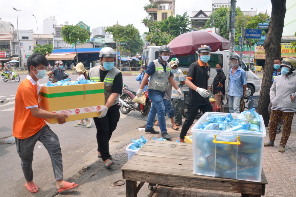 Người nghèo đạp xe đi nhận rau miễn phí, cơm 0 đồng - 3 Người nghèo đạp xe đi nhận rau miễn phí, cơm 0 đồng - 3