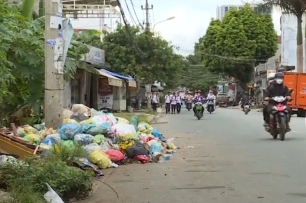 Tập kết rác trong khu dân cư, công ty môi trường lĩnh phạt - 1 Tập kết rác trong khu dân cư, công ty môi trường lĩnh phạt - 1