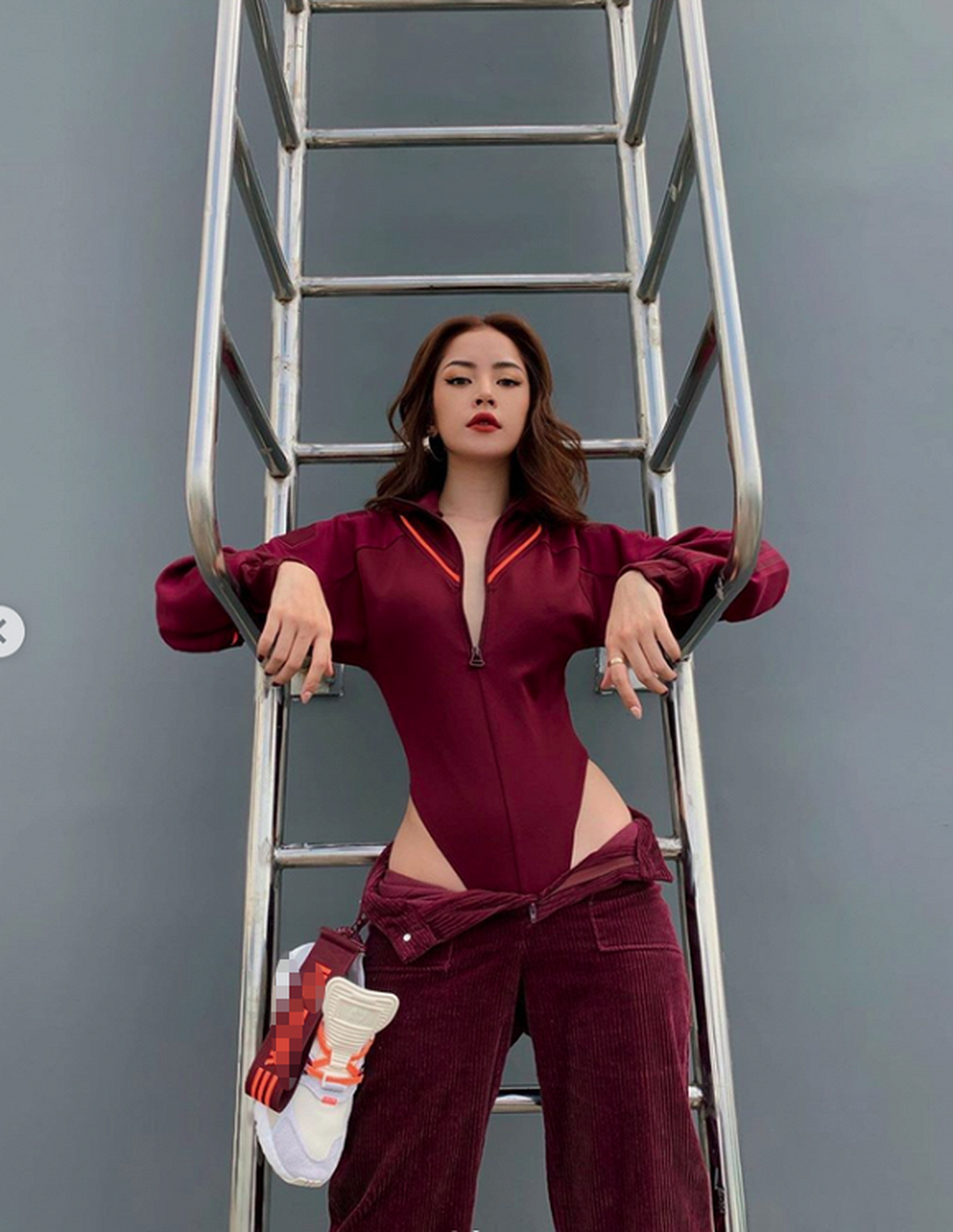 Chi Pu khoe thân hình nóng bỏng với style “tuột quần” - 2 Chi Pu khoe thân hình nóng bỏng với style “tuột quần” - 2