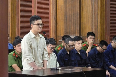 Băng nhóm ở TPHCM cắt ghép ảnh đồi trụy, uy hiếp nạn nhân để đòi nợ