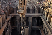 Đã nhấc một đoạn trụ bê tông nơi bé trai 10 tuổi lọt sâu xuống hố