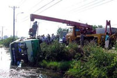 Xe tải “đẩy” xe buýt xuống ruộng, 6 học sinh bị thương 