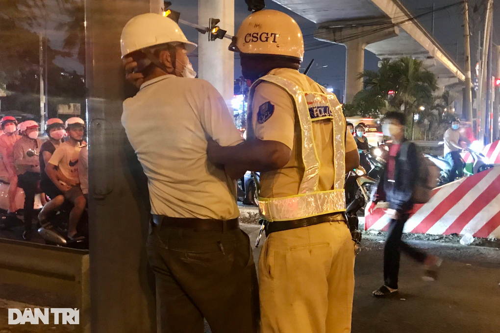 Người vi phạm nồng độ cồn trốn CSGT để nghĩ cách giảm tiền phạt - 2 Người vi phạm nồng độ cồn trốn CSGT để nghĩ cách giảm tiền phạt - 2