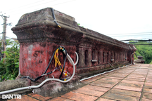 Thành cổ 230 năm tuổi bị xâm hại