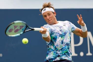 Holger Rune bị loại sớm, Casper Ruud vất vả vượt qua vòng một US Open