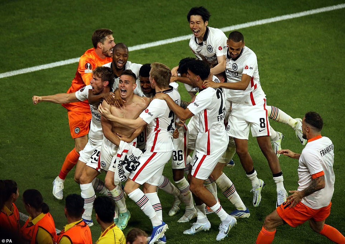 Đánh bại Rangers trên loạt đấu súng, Frankfurt vô địch Europa League - 12 Đánh bại Rangers trên loạt đấu súng, Frankfurt vô địch Europa League - 12
