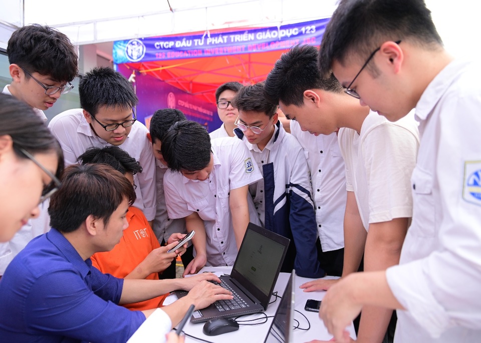 Thanh nam châm hút trải nghiệm tại ngày hội công nghệ thông tin - 3 Thanh nam châm hút trải nghiệm tại ngày hội công nghệ thông tin - 3
