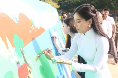 Nữ dược sĩ tương lai duyên dáng cổ động ngày hội bảo vệ môi trường