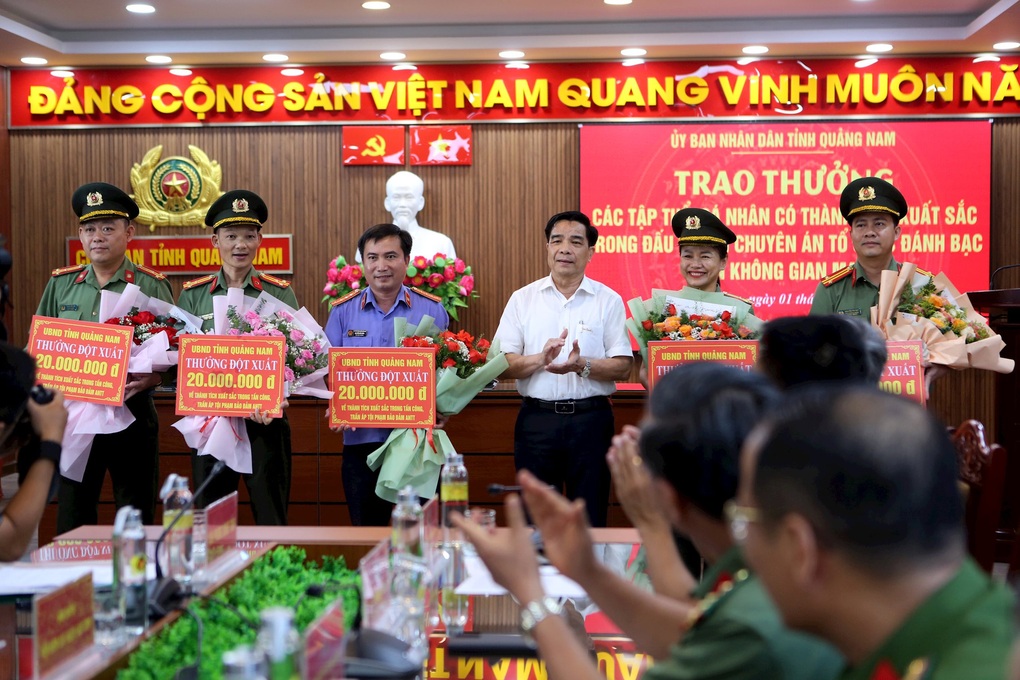 Đường dây đánh bạc qua mạng mỗi ngày móc túi 20 tỷ đồng - 1 Đường dây đánh bạc qua mạng mỗi ngày móc túi 20 tỷ đồng - 1
