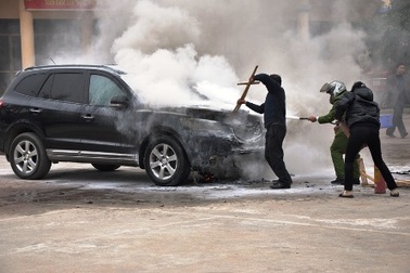 “Xế hộp” bốc cháy dữ dội do bén lửa từ đống rơm   